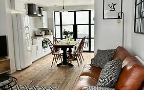 Stunning 3 Bedroom & 2 Bathroom Cottage With Patio